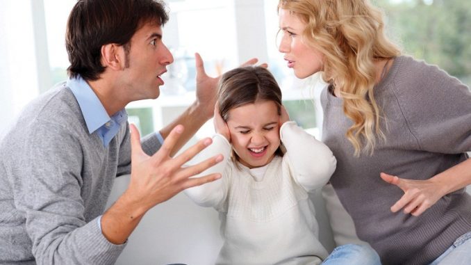 Những thói quen thời hiện đại của bố mẹ khiến con nhanh hư