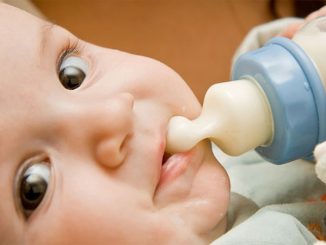 Cách lựa chọn một bình sữa phù hợp với bé kén bú bình