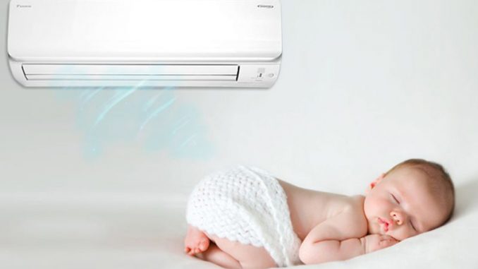 Trẻ sơ sinh nên nằm máy lạnh hay quạt máy?